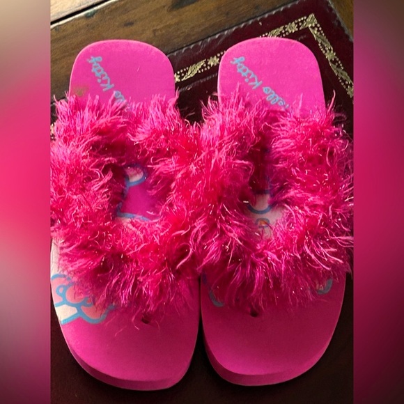 Hello Kitty SET OF 2 Feather Flip Flops Size 7 8 PEACE Hello Kitty White T Shirt - Picture 12 of 16